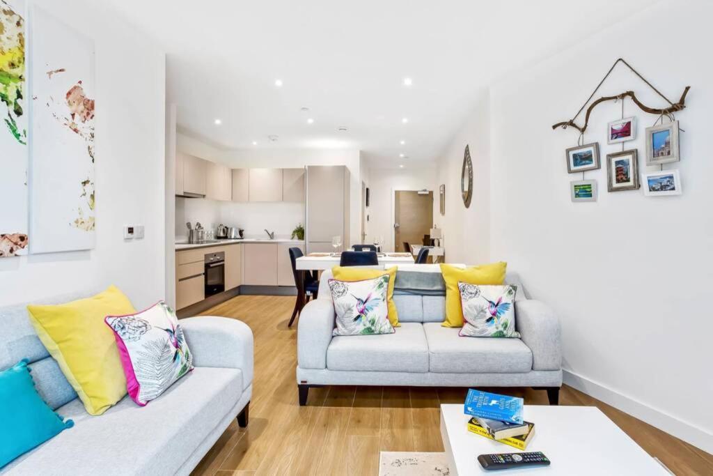 Apartamento Stunning 2 Bed/2 Bath In Town Centre & Parking! Bracknell Exterior foto