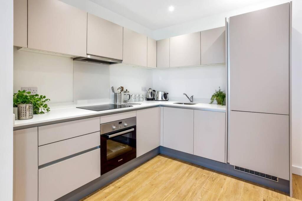 Apartamento Stunning 2 Bed/2 Bath In Town Centre & Parking! Bracknell Exterior foto
