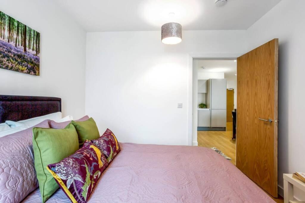 Apartamento Stunning 2 Bed/2 Bath In Town Centre & Parking! Bracknell Exterior foto