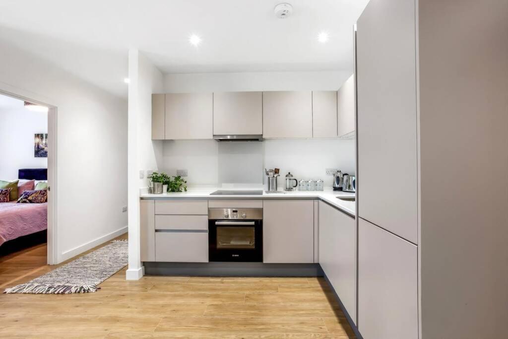 Apartamento Stunning 2 Bed/2 Bath In Town Centre & Parking! Bracknell Exterior foto