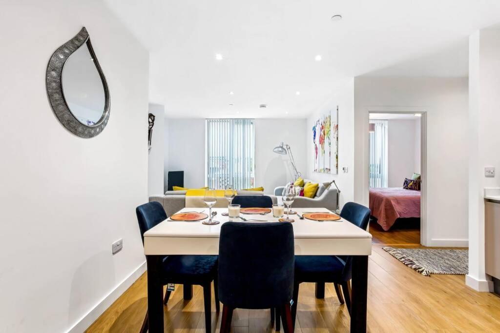 Apartamento Stunning 2 Bed/2 Bath In Town Centre & Parking! Bracknell Exterior foto