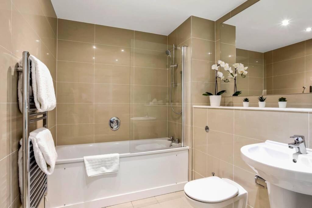 Apartamento Stunning 2 Bed/2 Bath In Town Centre & Parking! Bracknell Exterior foto