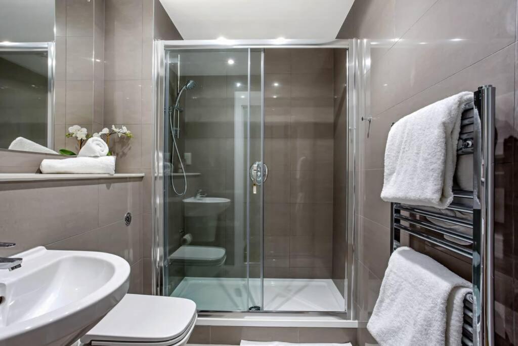 Apartamento Stunning 2 Bed/2 Bath In Town Centre & Parking! Bracknell Exterior foto
