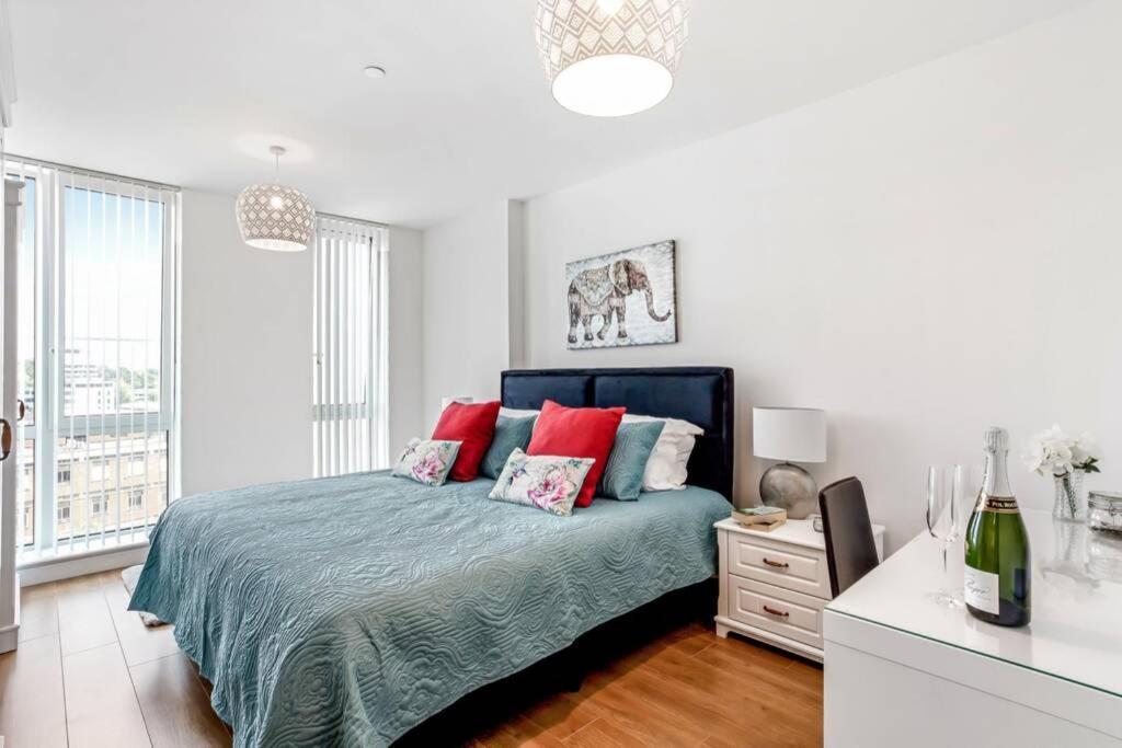 Apartamento Stunning 2 Bed/2 Bath In Town Centre & Parking! Bracknell Exterior foto