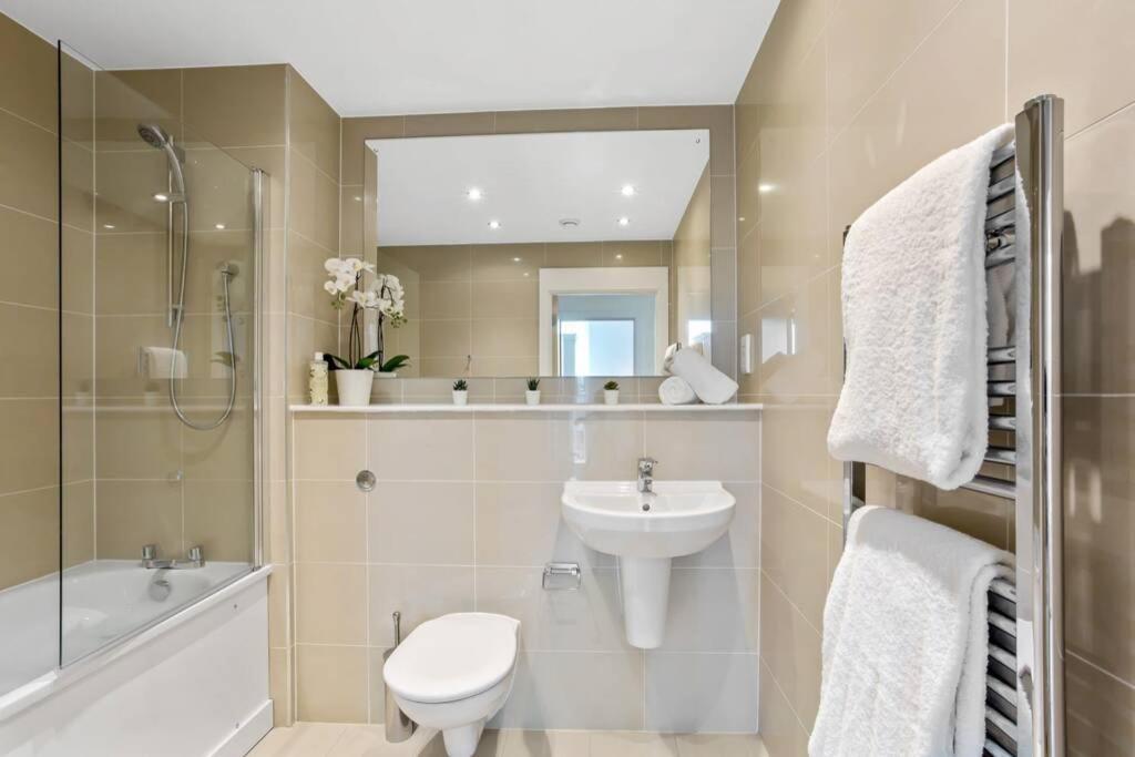 Apartamento Stunning 2 Bed/2 Bath In Town Centre & Parking! Bracknell Exterior foto
